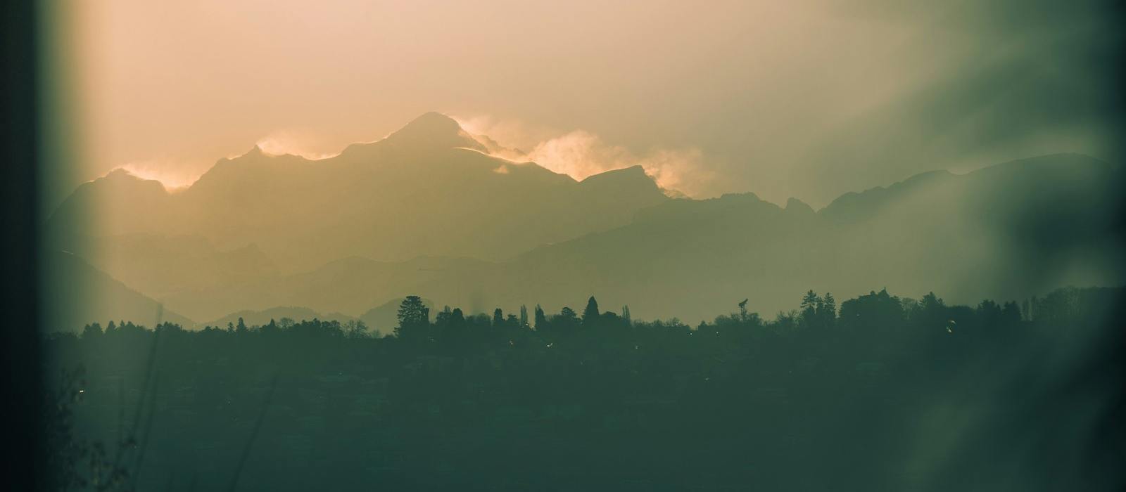 Le massif du Mont-Blanc au coucher du soleil, vu depuis les bords du Léman à Genève