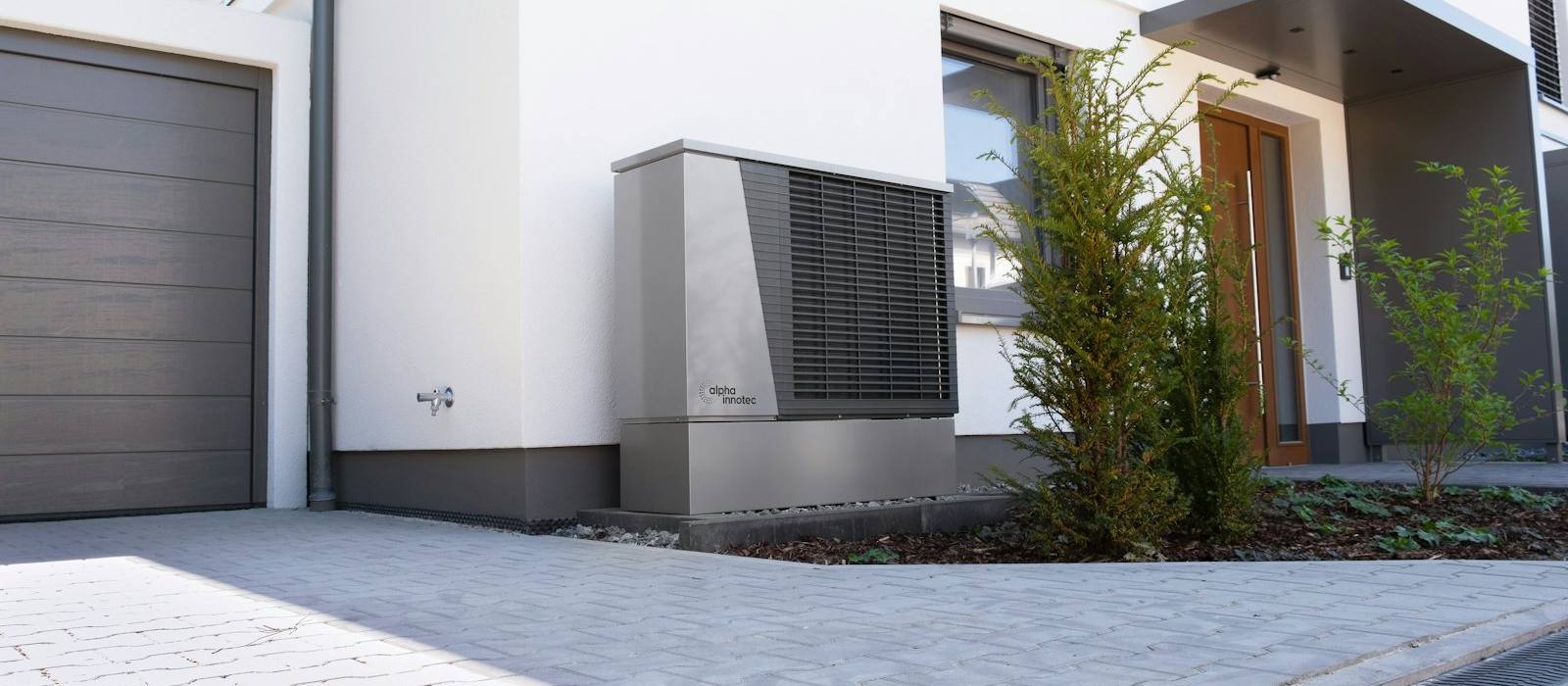 Pompe à chaleur air/eau installée devant une maison individuelle